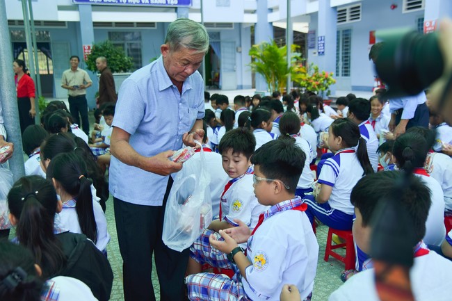 Chùa Quảng Pháp – Tây Ninh: Tặng quà Trung Thu cho các em học sinh