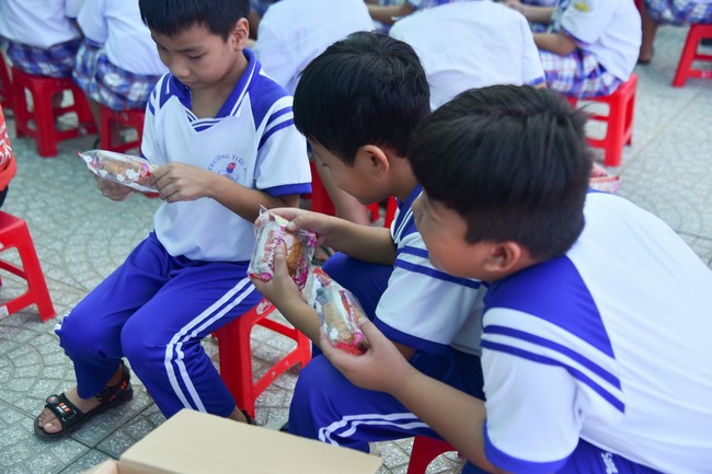 Chùa Quảng Pháp – Tây Ninh: Tặng quà Trung Thu cho các em học sinh