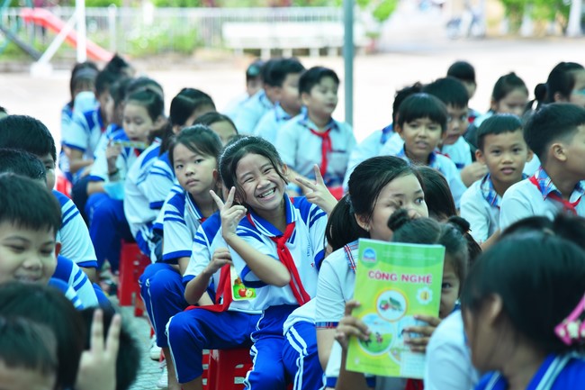 Chùa Quảng Pháp – Tây Ninh: Tặng quà Trung Thu cho các em học sinh