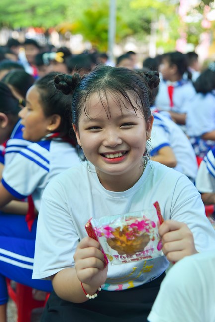 Chùa Quảng Pháp – Tây Ninh: Tặng quà Trung Thu cho các em học sinh