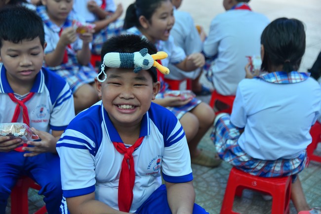 Chùa Quảng Pháp – Tây Ninh: Tặng quà Trung Thu cho các em học sinh