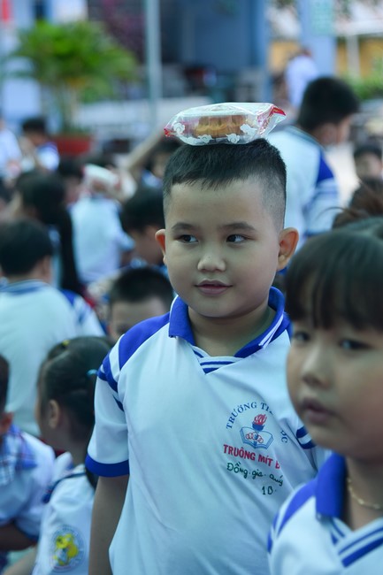 Chùa Quảng Pháp – Tây Ninh: Tặng quà Trung Thu cho các em học sinh