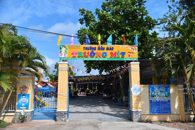 Chùa Quảng Pháp – Tây Ninh: Tặng quà Trung Thu cho các em học sinh