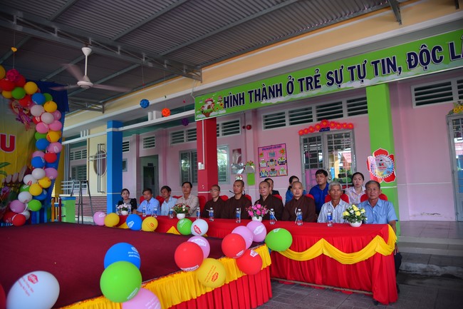 Chùa Quảng Pháp – Tây Ninh: Tặng quà Trung Thu cho các em học sinh