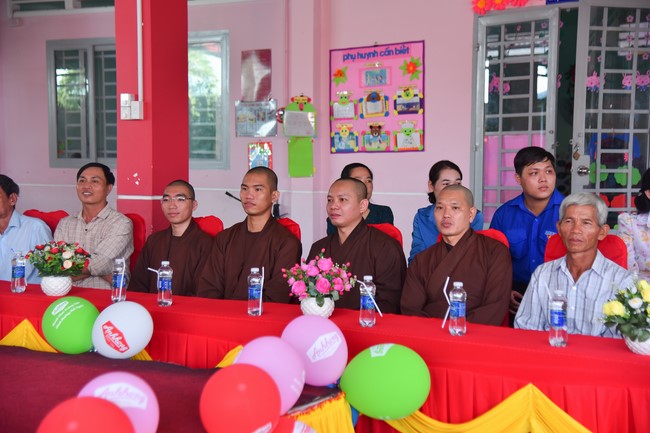 Chùa Quảng Pháp – Tây Ninh: Tặng quà Trung Thu cho các em học sinh