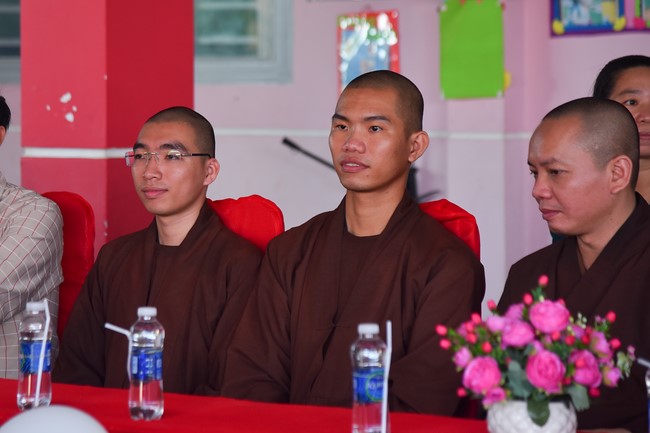 Chùa Quảng Pháp – Tây Ninh: Tặng quà Trung Thu cho các em học sinh