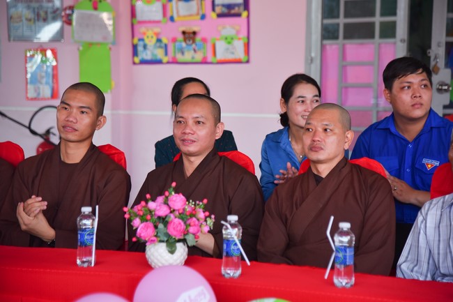 Chùa Quảng Pháp – Tây Ninh: Tặng quà Trung Thu cho các em học sinh