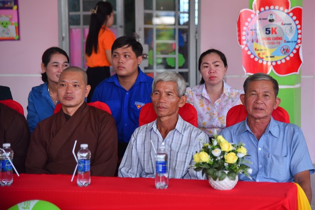 Chùa Quảng Pháp – Tây Ninh: Tặng quà Trung Thu cho các em học sinh