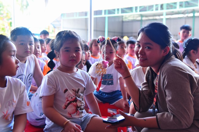 Chùa Quảng Pháp – Tây Ninh: Tặng quà Trung Thu cho các em học sinh