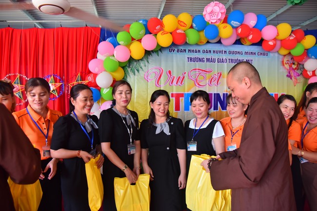 Chùa Quảng Pháp – Tây Ninh: Tặng quà Trung Thu cho các em học sinh