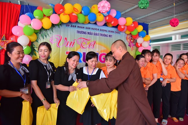 Chùa Quảng Pháp – Tây Ninh: Tặng quà Trung Thu cho các em học sinh