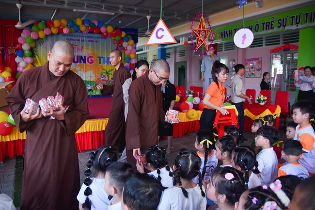 Chùa Quảng Pháp – Tây Ninh: Tặng quà Trung Thu cho các em học sinh