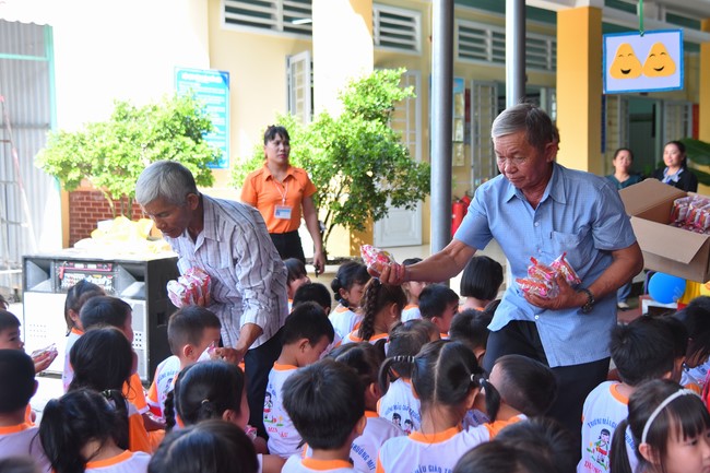 Chùa Quảng Pháp – Tây Ninh: Tặng quà Trung Thu cho các em học sinh