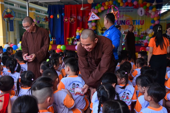 Chùa Quảng Pháp – Tây Ninh: Tặng quà Trung Thu cho các em học sinh