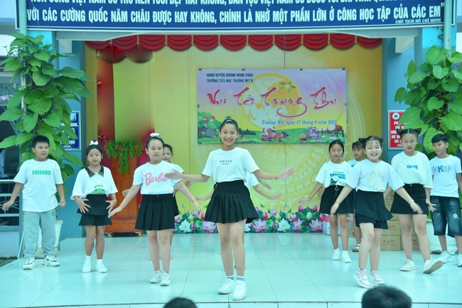 Chùa Quảng Pháp – Tây Ninh: Tặng quà Trung Thu cho các em học sinh