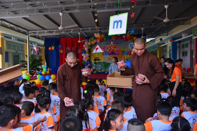 Chùa Quảng Pháp – Tây Ninh: Tặng quà Trung Thu cho các em học sinh