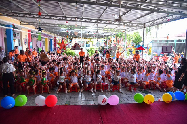 Chùa Quảng Pháp – Tây Ninh: Tặng quà Trung Thu cho các em học sinh