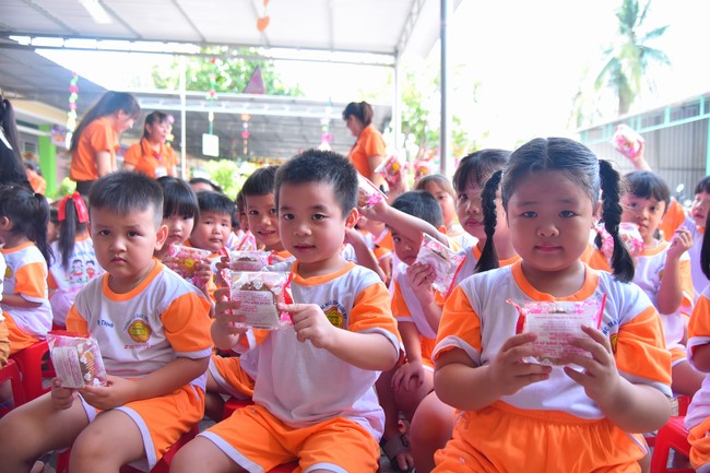 Chùa Quảng Pháp – Tây Ninh: Tặng quà Trung Thu cho các em học sinh