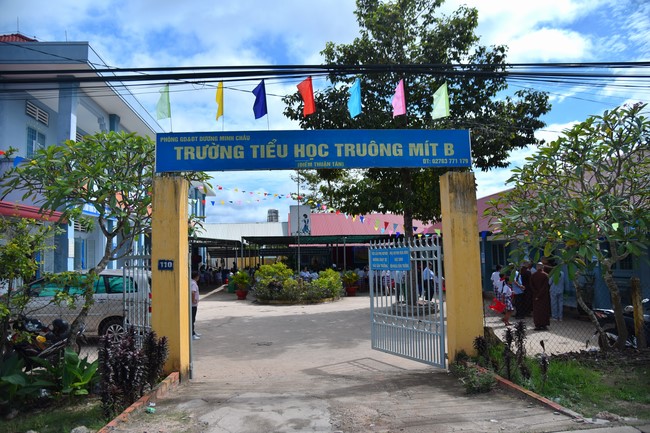 Chùa Quảng Pháp – Tây Ninh: Tặng quà Trung Thu cho các em học sinh