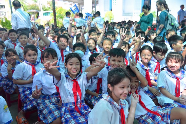 Chùa Quảng Pháp – Tây Ninh: Tặng quà Trung Thu cho các em học sinh