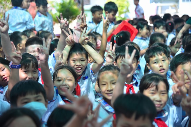 Chùa Quảng Pháp – Tây Ninh: Tặng quà Trung Thu cho các em học sinh