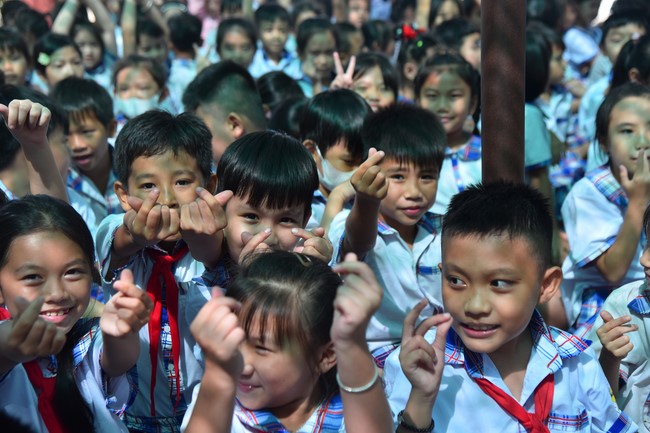 Chùa Quảng Pháp – Tây Ninh: Tặng quà Trung Thu cho các em học sinh