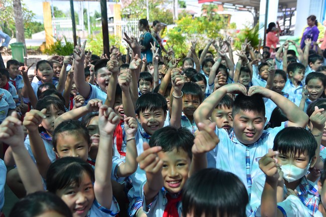 Chùa Quảng Pháp – Tây Ninh: Tặng quà Trung Thu cho các em học sinh