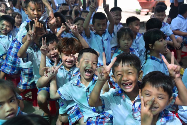 Chùa Quảng Pháp – Tây Ninh: Tặng quà Trung Thu cho các em học sinh