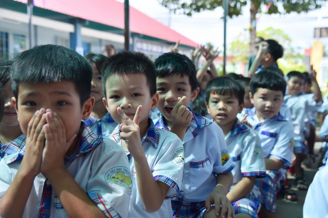 Chùa Quảng Pháp – Tây Ninh: Tặng quà Trung Thu cho các em học sinh