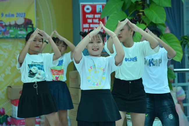 Chùa Quảng Pháp – Tây Ninh: Tặng quà Trung Thu cho các em học sinh