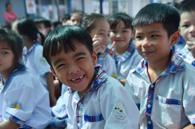 Chùa Quảng Pháp – Tây Ninh: Tặng quà Trung Thu cho các em học sinh