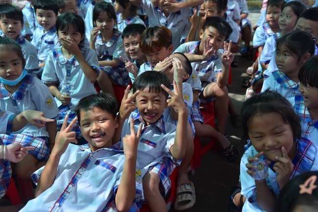 Chùa Quảng Pháp – Tây Ninh: Tặng quà Trung Thu cho các em học sinh