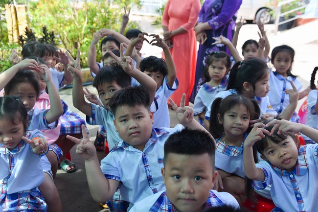 Chùa Quảng Pháp – Tây Ninh: Tặng quà Trung Thu cho các em học sinh