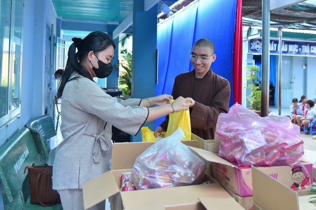 Chùa Quảng Pháp – Tây Ninh: Tặng quà Trung Thu cho các em học sinh