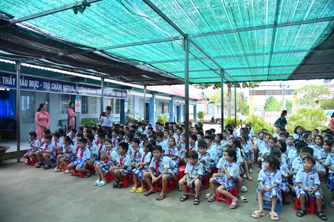 Chùa Quảng Pháp – Tây Ninh: Tặng quà Trung Thu cho các em học sinh