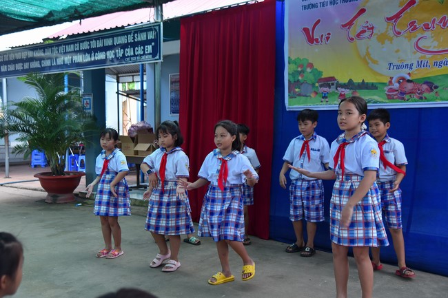 Chùa Quảng Pháp – Tây Ninh: Tặng quà Trung Thu cho các em học sinh