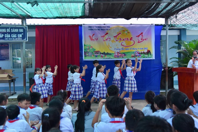 Chùa Quảng Pháp – Tây Ninh: Tặng quà Trung Thu cho các em học sinh