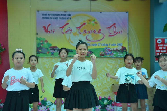 Chùa Quảng Pháp – Tây Ninh: Tặng quà Trung Thu cho các em học sinh