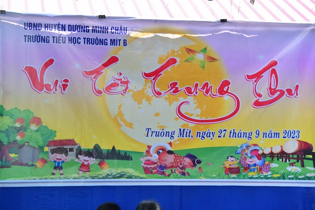 Chùa Quảng Pháp – Tây Ninh: Tặng quà Trung Thu cho các em học sinh