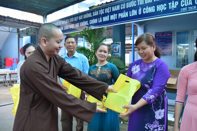 Chùa Quảng Pháp – Tây Ninh: Tặng quà Trung Thu cho các em học sinh