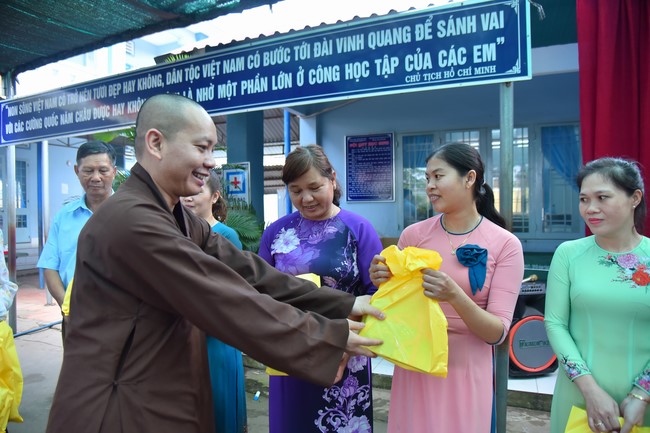 Chùa Quảng Pháp – Tây Ninh: Tặng quà Trung Thu cho các em học sinh