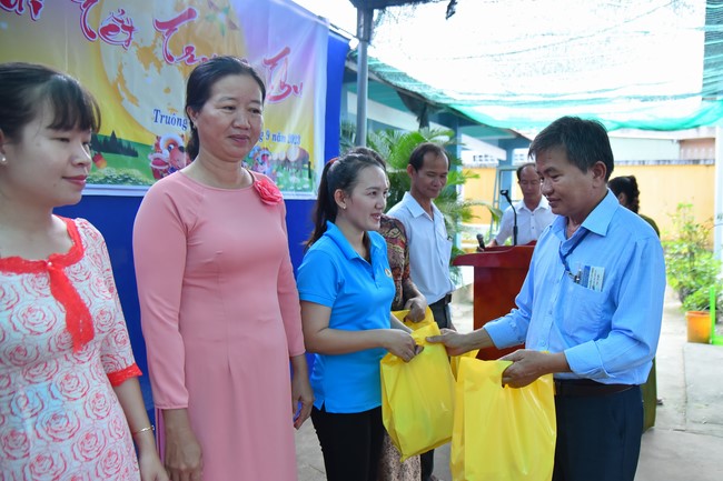 Chùa Quảng Pháp – Tây Ninh: Tặng quà Trung Thu cho các em học sinh
