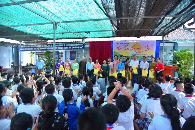 Chùa Quảng Pháp – Tây Ninh: Tặng quà Trung Thu cho các em học sinh