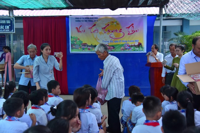 Chùa Quảng Pháp – Tây Ninh: Tặng quà Trung Thu cho các em học sinh