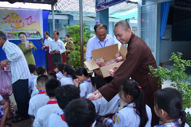 Chùa Quảng Pháp – Tây Ninh: Tặng quà Trung Thu cho các em học sinh