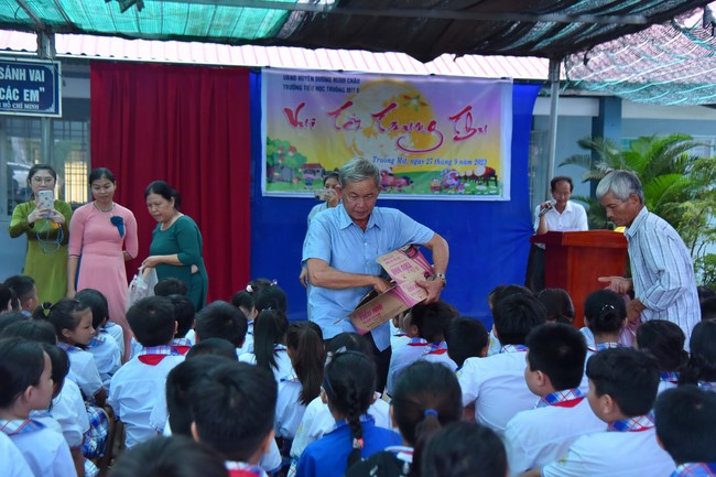 Chùa Quảng Pháp – Tây Ninh: Tặng quà Trung Thu cho các em học sinh