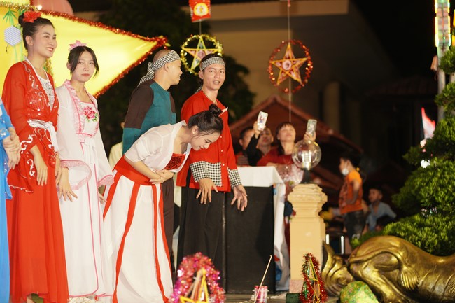Full-Moon Festival performance program