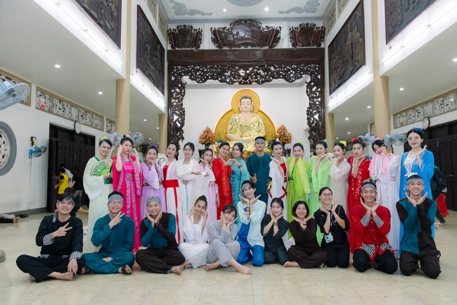 Full-Moon Festival performance program