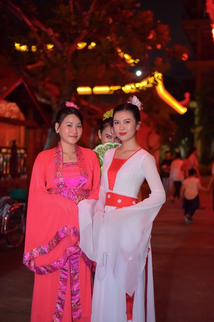 Full-Moon Festival performance program