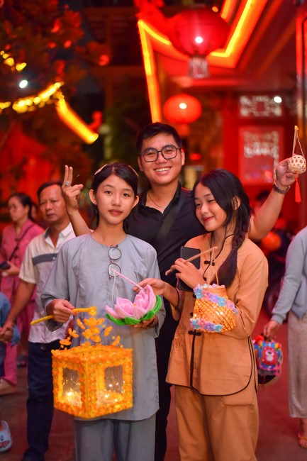 Full-Moon Festival performance program